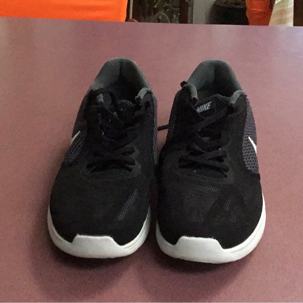 Mens Nike tennis shoe